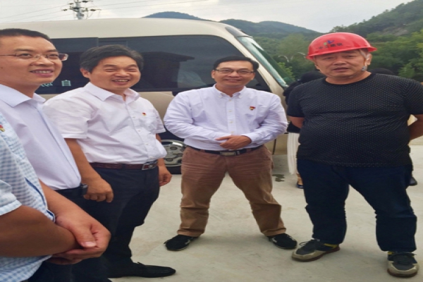 市委常委、區(qū)委書記葛學斌視察古堰畫鄉(xiāng)游客接待中心建設項目